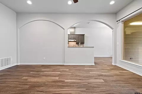 302 Collins Ave, Longview, TX 75605 photo 9