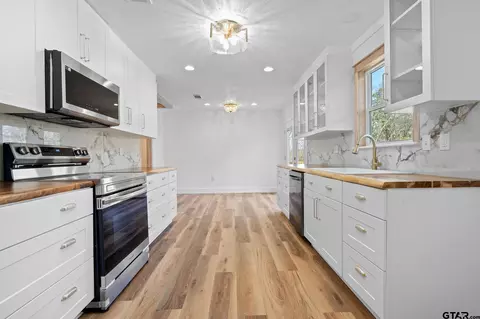 Kitchen - 135 County Road 1105, Daingerfield, TX 75638 photo 3 of 5