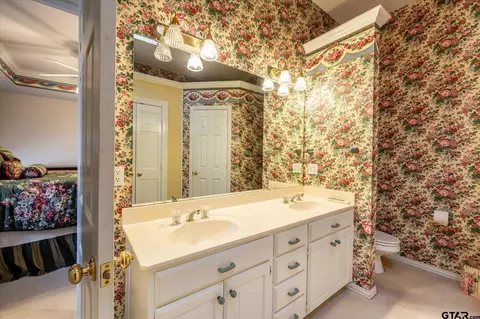 Bath - 601 Kickapoo St, Chandler, TX 75758 photo 2 of 3