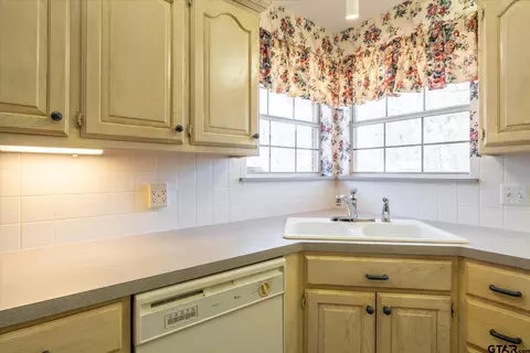 Kitchen - 601 Kickapoo St, Chandler, TX 75758 photo 2 of 3
