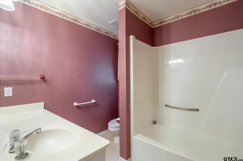 Bath - 601 Kickapoo St, Chandler, TX 75758 photo 1 of 3