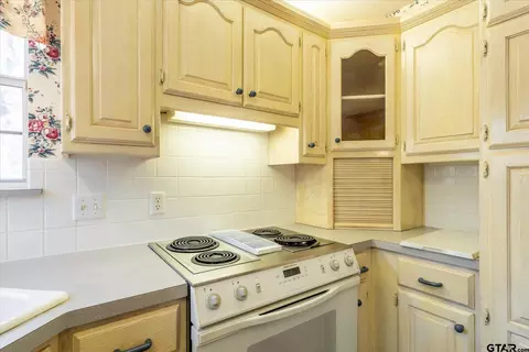 Kitchen - 601 Kickapoo St, Chandler, TX 75758 photo 3 of 3