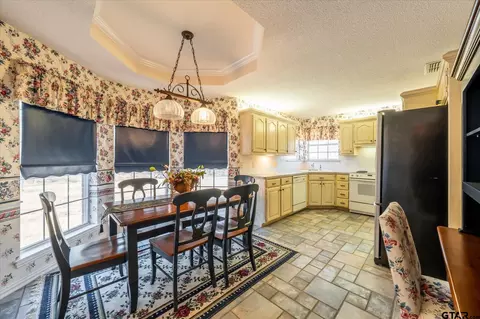 Dining - 601 Kickapoo St, Chandler, TX 75758 photo 2 of 2