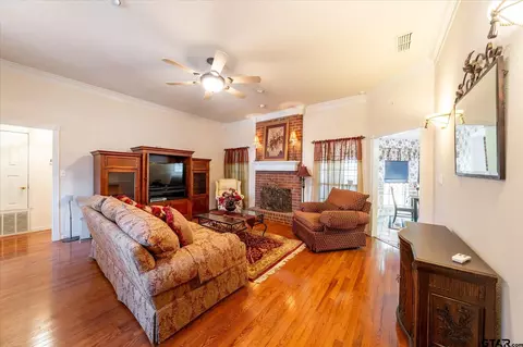 Living - 601 Kickapoo St, Chandler, TX 75758 photo 1 of 2