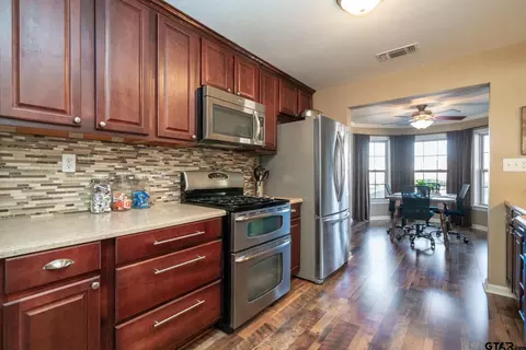 Kitchen - 4538 W Loop 281, Longview, TX 75604 photo 3 of 4