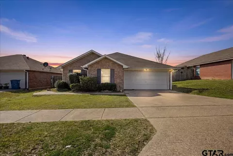 1112 Woodlands Park Dr, Lindale, TX 75771