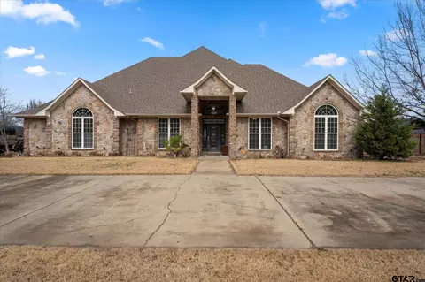 200 Country Clb, Mount Pleasant, TX 75455