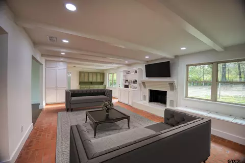 Living - 515 Range Rd, Palestine, TX 75801 photo 2 of 3