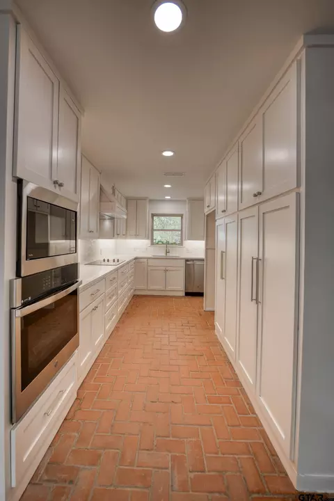 Kitchen - 515 Range Rd, Palestine, TX 75801 photo 1 of 3