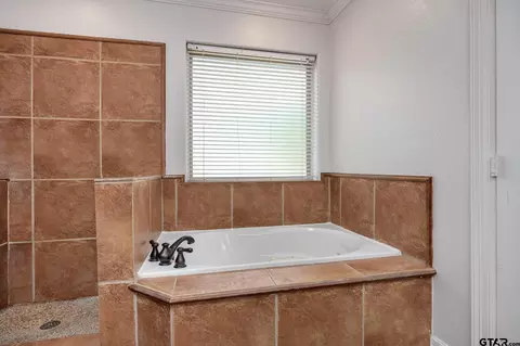 Bath - 710 Willowood St, Longview, TX 75604 photo 2 of 3