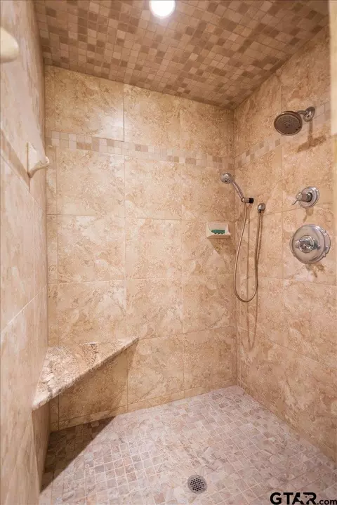 Bath - 532 E Hideaway Ln, Hideaway, TX 75771 photo 5 of 6