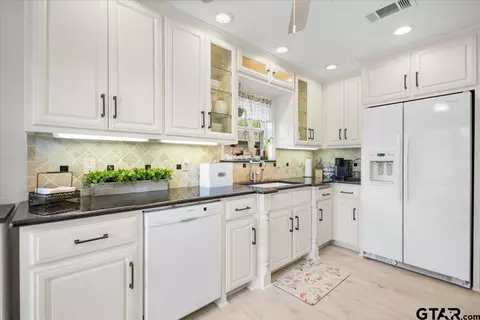 Kitchen - 532 E Hideaway Ln, Hideaway, TX 75771 photo 4 of 5