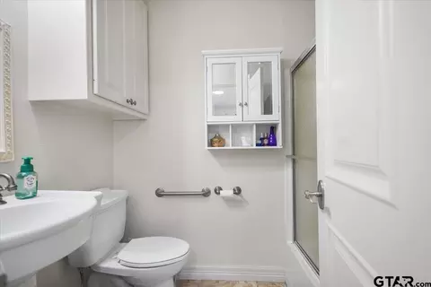 Bath - 532 E Hideaway Ln, Hideaway, TX 75771 photo 2 of 6