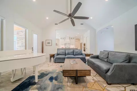 Living - 511 Lost Crk, Longview, TX 75605 photo 4 of 4