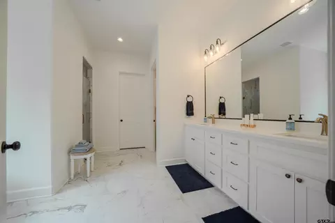 Bath - 511 Lost Crk, Longview, TX 75605 photo 1 of 6