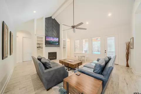 Living - 511 Lost Crk, Longview, TX 75605 photo 1 of 4