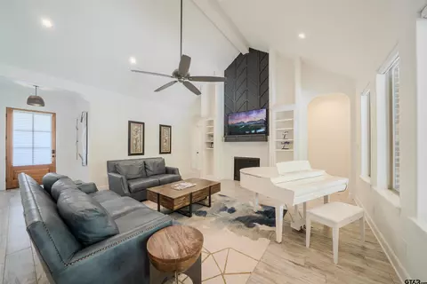 Living - 511 Lost Crk, Longview, TX 75605 photo 3 of 4