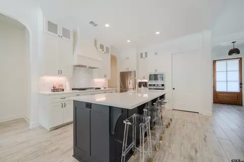 Kitchen - 511 Lost Crk, Longview, TX 75605 photo 4 of 6