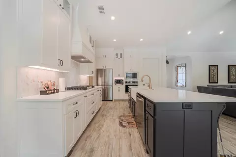 Kitchen - 511 Lost Crk, Longview, TX 75605 photo 3 of 6