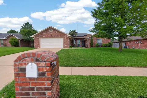 11274 Meadows Dr, Flint, TX 75762