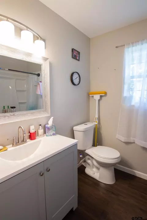 Bath - 544 Cherry St, Chandler, TX 75758 photo 1 of 3