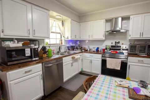 Kitchen - 544 Cherry St, Chandler, TX 75758 photo 4 of 4