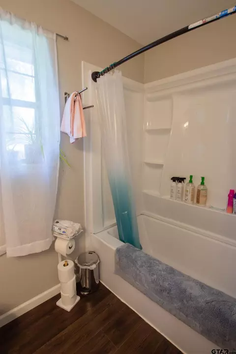 Bath - 544 Cherry St, Chandler, TX 75758 photo 3 of 6