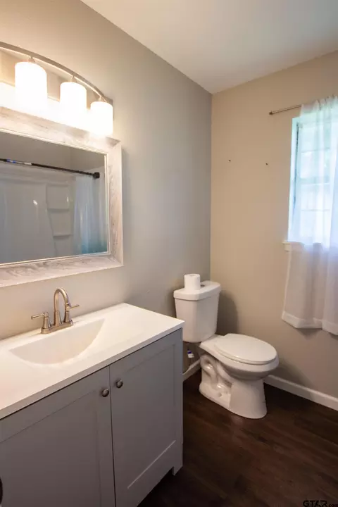 Bath - 544 Cherry St, Chandler, TX 75758 photo 4 of 6