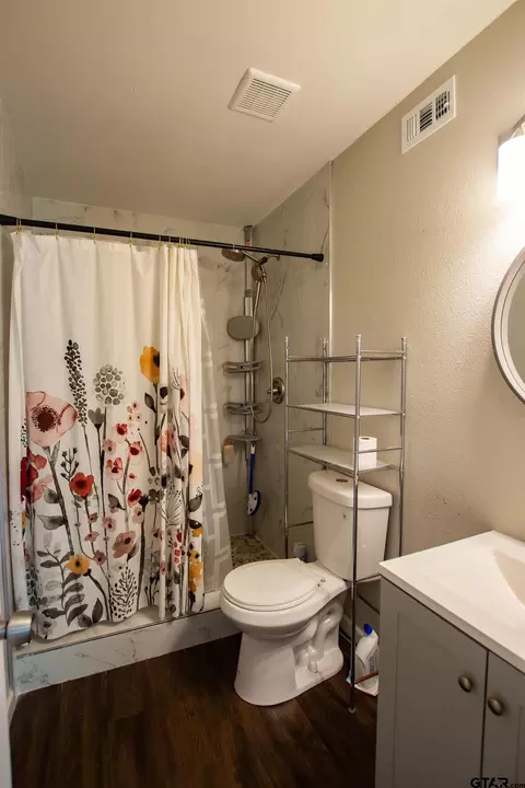 Bath - 544 Cherry St, Chandler, TX 75758 photo 2 of 6