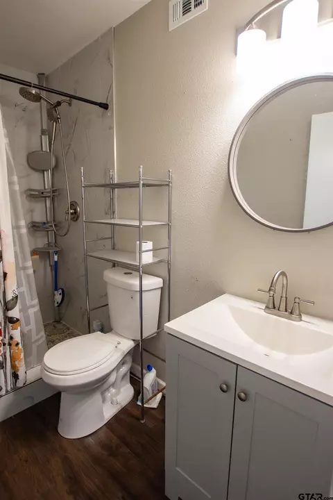 Bath - 544 Cherry St, Chandler, TX 75758 photo 1 of 6