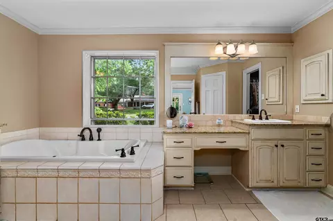 Bath - 16 Pegues Pl, Longview, TX 75601 photo 2 of 5