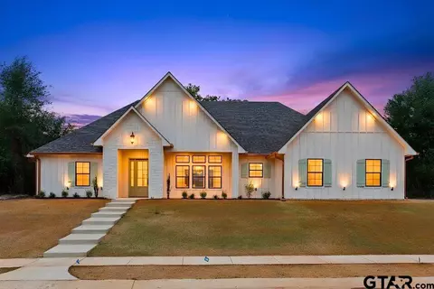 17300 Woodcrest Cir, Lindale, TX 75771