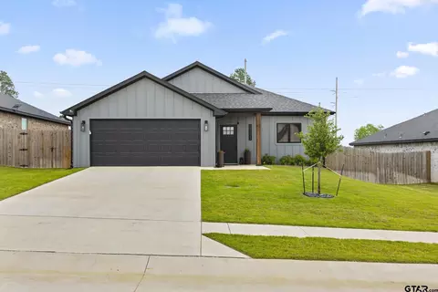17322 Crossing Cir, Lindale, TX 75771