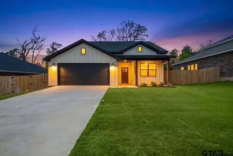16326 Crossing Cir, Lindale, TX 75771