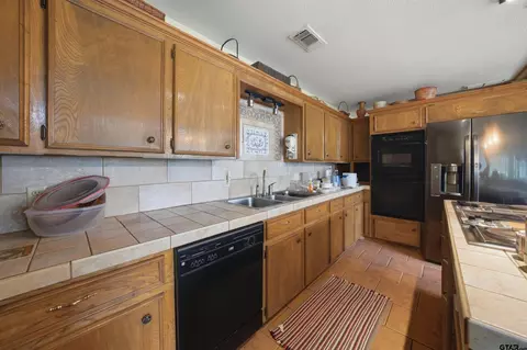 Kitchen - 115 Imperial Dr, Mabank, TX 75156 photo 3 of 4