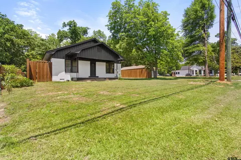 307 W South St, Lindale, TX 75771
