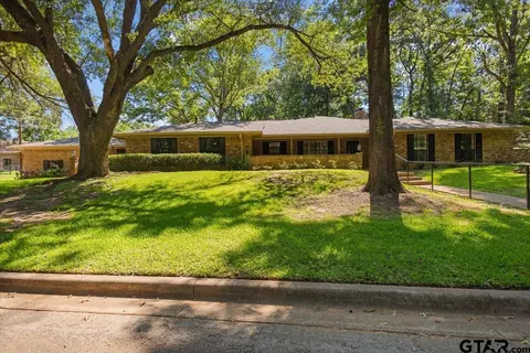 555 Lakeshore Dr, Palestine, TX 75801