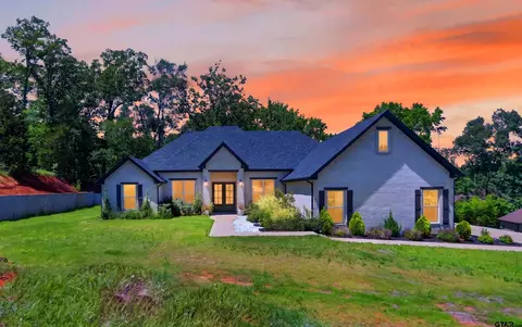 15883 Crazy Horse Dr, Lindale, TX 75771