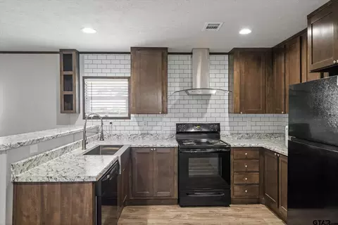 Kitchen - 9830 E Us-80, Terrell, TX 75161 photo 1 of 2