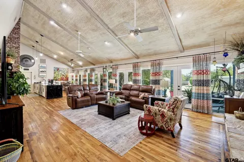 702 Noonday Rd, Chandler, TX 75758