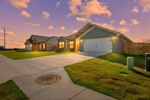 16529 Crossing Cir, Lindale, TX 75771