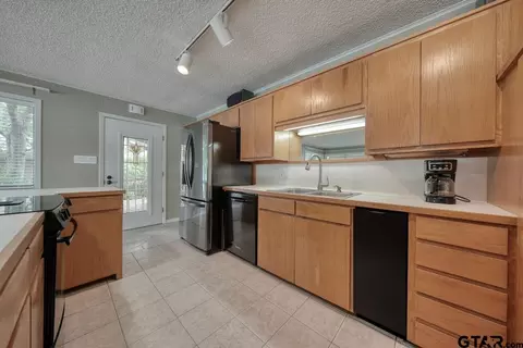 Kitchen - 338 Hideaway Ln Central, Hideaway, TX 75771 photo 4 of 4