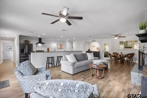 212 Treetop Ln, Hideaway, TX 75771