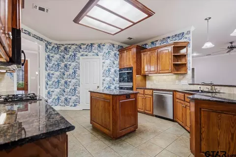 Kitchen - 17770 County Road 122, Tyler, TX 75703 photo 3 of 6