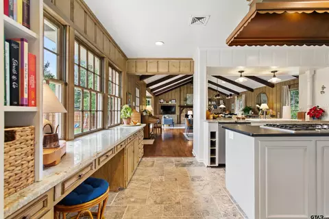 Entry Way - 919 E Dulse St, Tyler, TX 75701 photo 2 of 3
