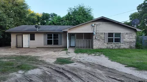 712 Half St, Lindale, TX 75771
