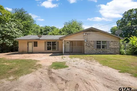 712 Half St, Lindale, TX 75771
