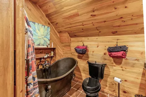Bath - 609 County Road 2421, Como, TX 75431 photo 2 of 3