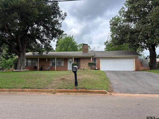 201 Shamrock Dr, Palestine, TX 75803