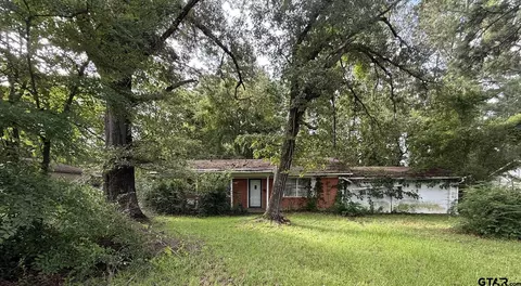 2103 E Houston Ave, Crockett, TX 75835